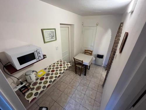 um pequeno quarto com uma mesa e um micro-ondas em Apartamento Nuevo Centro em Córdoba