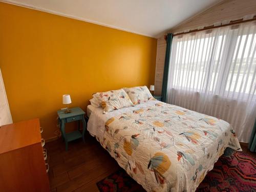 Tempat tidur dalam kamar di Casa de veraneo en Panguipulli , frente al Lago