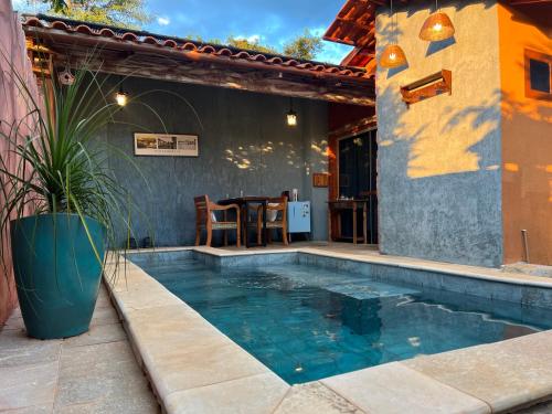 uma piscina em frente a uma casa em Chalés na Roça em Pirenópolis