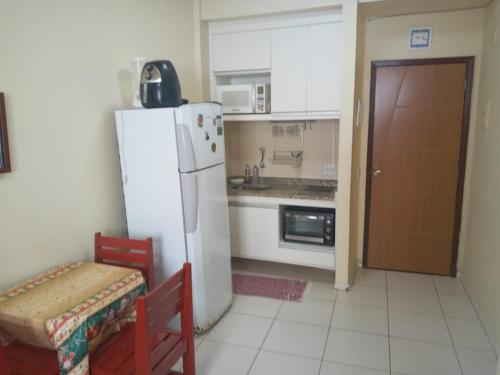 een keuken met een koelkast, een tafel en een stoel bij Angra Inn 306 in Angra dos Reis
