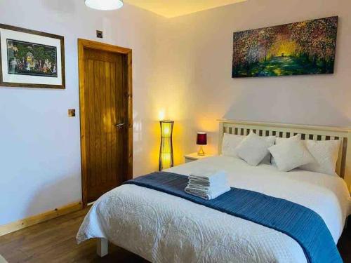 een slaapkamer met een bed en een schilderij aan de muur bij Lovely 1 bed Studio Apartment with free parking in Oxford