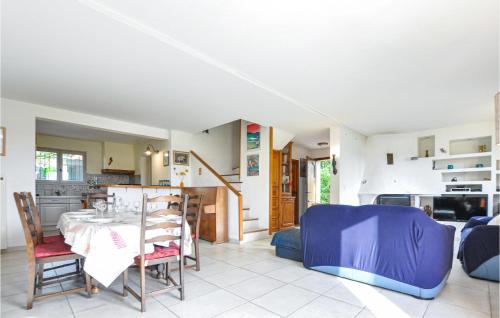 une cuisine et une salle à manger avec une table et des chaises dans l'établissement Nice Home In Saint-Jeannet, à Saint-Jeannet