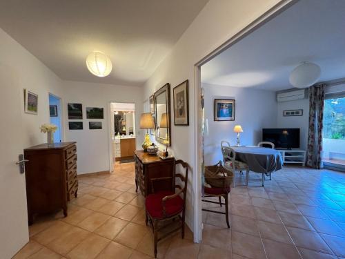 een woonkamer met een tafel en een eetkamer bij Les Collines d'Estanove, charming, bright, calm place with pool in Montpellier