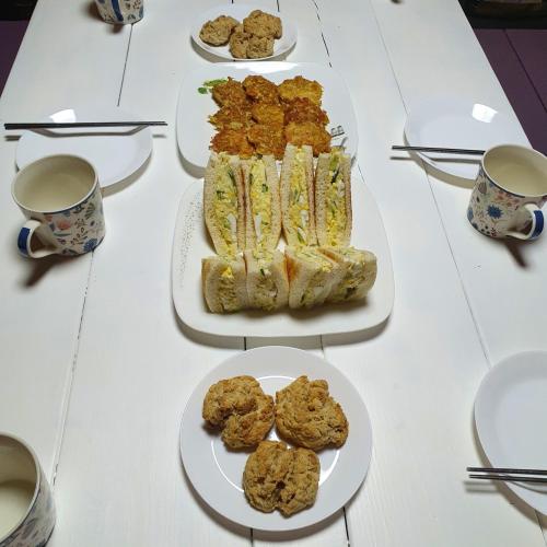 un tavolo con piatti di cibo e tazze di caffè di Jeju Damda a Jeju