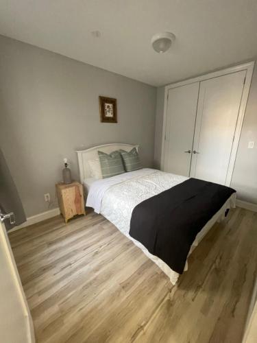 1 dormitorio con 1 cama y suelo de madera en Modern Luxury Apartment near NYC, en Jersey City