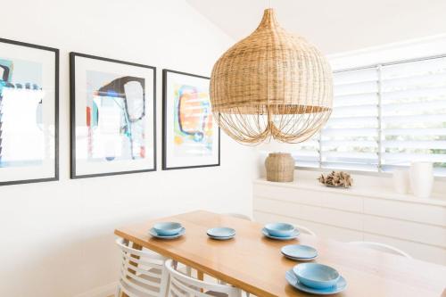 Φωτογραφία από το άλμπουμ του The Hill Street Villa offers private pool in stylish unit σε Sunshine Beach
