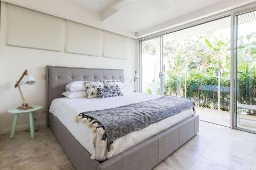Ένα ή περισσότερα κρεβάτια σε δωμάτιο στο The Hill Street Villa offers private pool in stylish unit