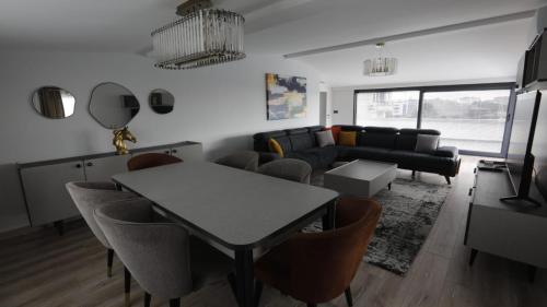 ein Wohnzimmer mit einem Tisch und einem Sofa in der Unterkunft Ulus Suites in Istanbul