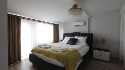 ein Schlafzimmer mit einem großen Bett und einem Fenster in der Unterkunft Ulus Suites in Istanbul