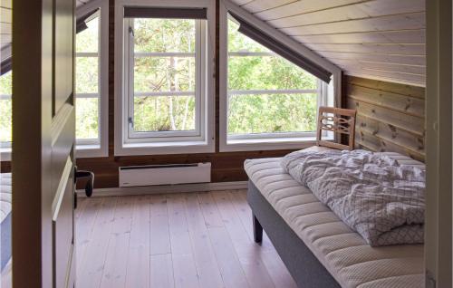 4 Bedroom Pet Friendly Home In Eggedal في Eggedal: غرفة نوم مع سرير في غرفة مع نوافذ