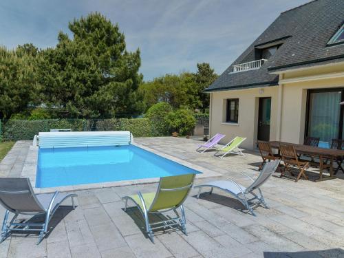 Spacious Villa in Concarneau with Swimming Poolの敷地内または近くにあるプール