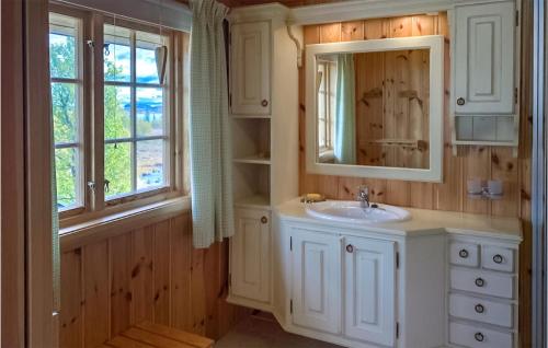 Baño blanco con lavabo y espejo en Amazing Home In l With 5 Bedrooms, en Al
