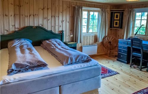 Cama grande en habitación con paredes de madera en Amazing Home In l With 5 Bedrooms, en Al