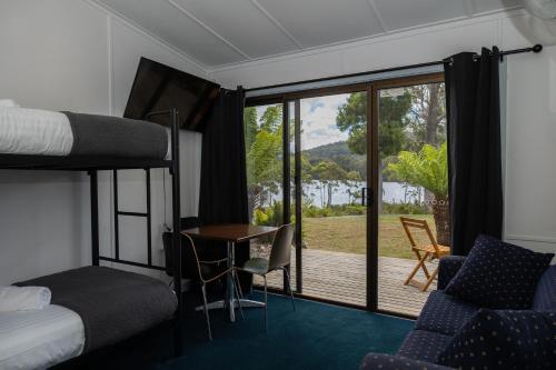 Postel nebo postele na pokoji v ubytování Tullah Lakeside Lodge