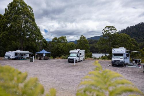 two trucks parked in a parking lot next to a lake at Tullah Lakeside Lodge in Tullah