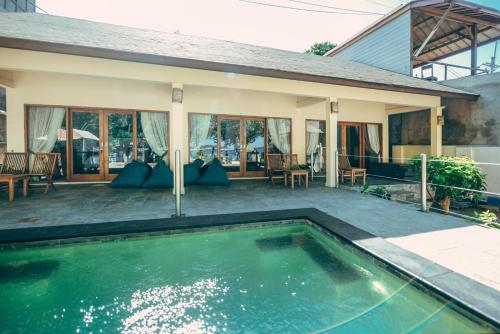 una piscina di fronte a una casa di Kelapa Kecil a Gili Trawangan