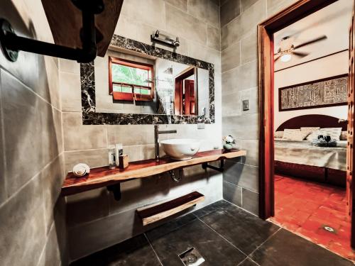 une salle de bain avec un lavabo et un miroir dans l'établissement Canal Grande Lodge, à Piedades