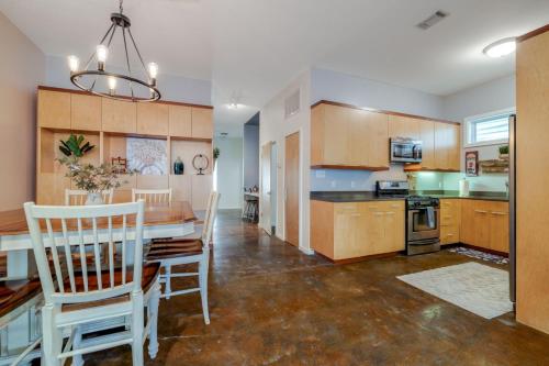 a kitchen and dining room with a table and chairs at Southern Charmer-Historic District Downtown-Front Porch-Walk Score 90!!- FREE Private Parking-1 Min Walk to Forsyth Park in Savannah