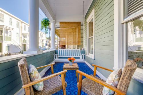 um alpendre com duas cadeiras e uma mesa em Southern Charmer-Historic District Downtown-Peaceful Private Porch-Walk Score 90!! em Savannah