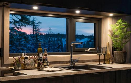 cocina con fregadero y ventana grande en Cozy Home In B I Telemark With Sauna en Lifjell