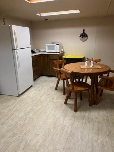 uma cozinha com uma mesa e um frigorífico branco em Mulberry court em Windsor