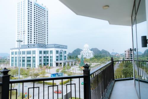 寧平的住宿－Bông Lau Hotel，阳台享有城市美景。