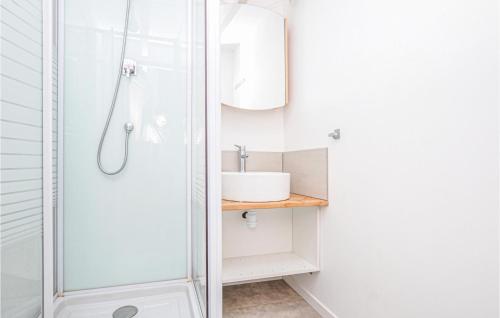 uma casa de banho com um chuveiro e um lavatório. em 2 Bedroom Cozy Home In Lorgues em Lorgues