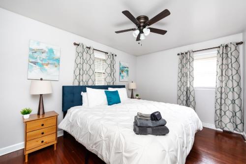 um quarto com uma cama e uma ventoinha de tecto em Carolina Blue-Roomy 3BR One and One Half Bath Great Space For Smaller Families em Charlotte