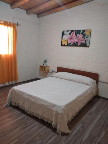 1 dormitorio con 1 cama grande en una habitación en Las Violetas en San Rafael