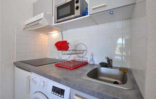 2 Bedroom Beach Front Apartment In Sainte-Maxime