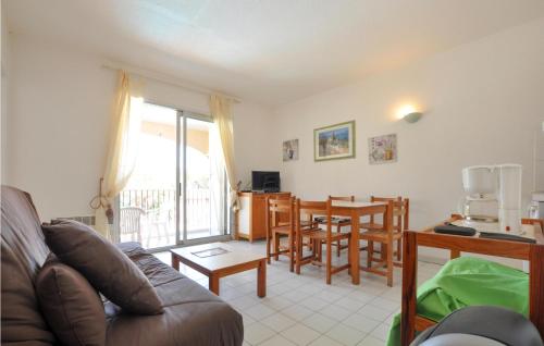 un salon avec un canapé et une cuisine avec une table dans l'établissement Amazing Apartment In Sainte-Maxime, à Sainte-Maxime