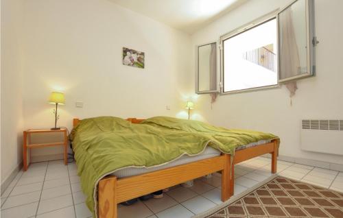 Postel nebo postele na pokoji v ubytování Amazing Apartment In Sainte-maxime With Kitchen