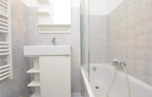 Koupelna v ubytování Amazing Apartment In Sainte-maxime With Kitchen