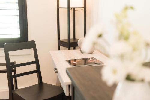 um quarto com uma mesa e uma cadeira com uma fotografia em Haven House em Pensacola