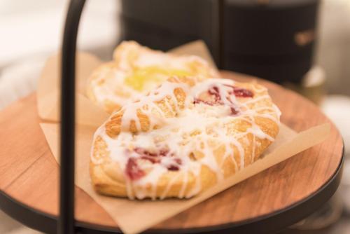 dos pasteles en un plato de madera en una mesa en Haven House, en Pensacola