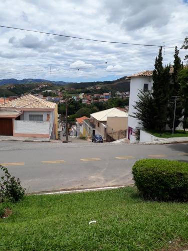 an empty street in a small town with houses at Recanto Vovô João in Cunha