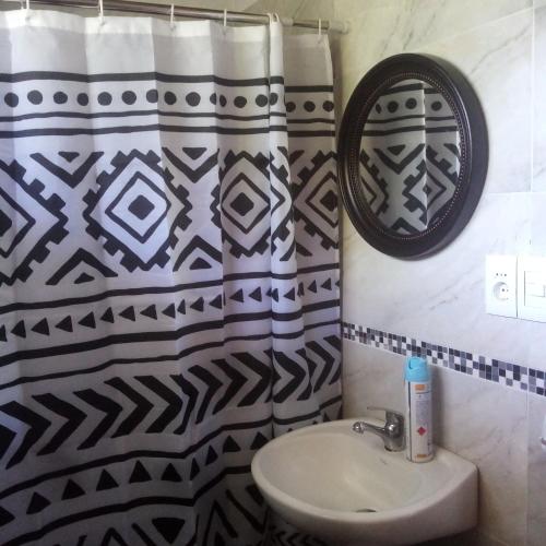 a bathroom with a shower curtain and a sink at Casa en punta N a 12 minutos de Piriapolis in Punta Colorada