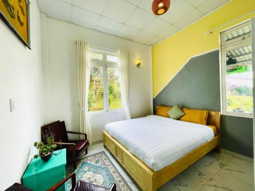 ein kleines Schlafzimmer mit einem Bett und einem Fenster in der Unterkunft Minh House in Ấp Ða Lợi