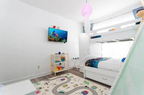 - une chambre blanche avec un lit et un tapis de jouets dans l'établissement Beautiful Orlando Apt with Nemo Bedroom, 15 min to Disney!, à Kissimmee