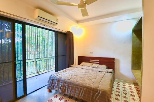 ein Schlafzimmer mit einem Bett und einem großen Fenster in der Unterkunft Theary apartment in Phumĭ Ta Phŭl