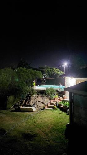 - Vistas nocturnas a un patio con un barco en el agua en Terrazas del Río en Achiras