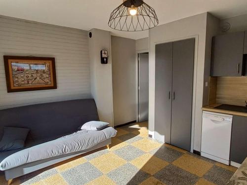 une chambre avec un lit dans le coin cuisine dans l'établissement Appartement à 2 pas de la plage avec terrasse et parking - FR-1-387-186, à Marseillan