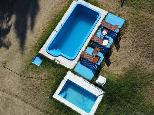 una vista aérea de una piscina y sillas en CABAÑAS LA PILARICA en San Rafael