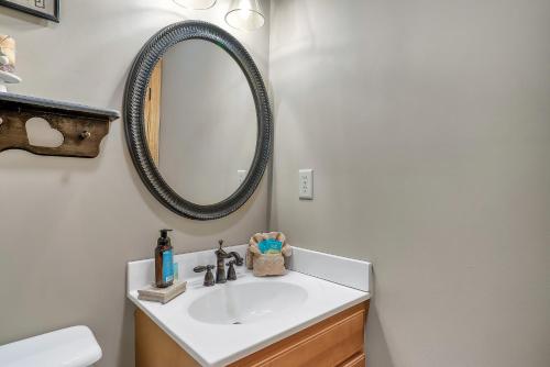 une salle de bain avec un lavabo et un miroir dans l'établissement Mountain Valley Lodge Gatlinburg Wears Valley P Forge, à Sevierville