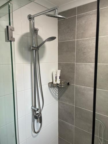 eine Dusche mit Glastür im Bad in der Unterkunft Cairns / Edge Hill Stylish Villa A in Edge Hill
