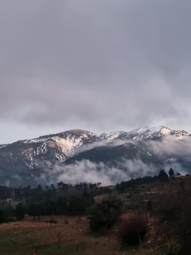 a view of a mountain range with snow capped mountains at Gest housse ketama 