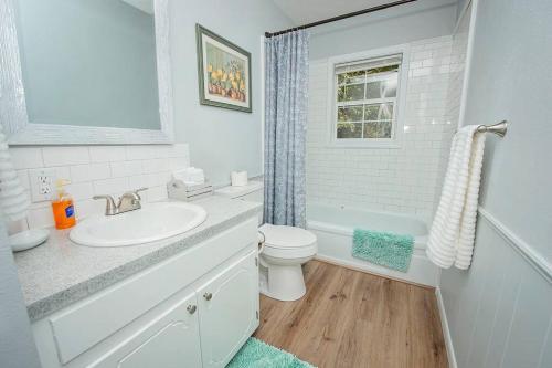 ein weißes Bad mit einem Waschbecken und einem WC in der Unterkunft Close to All Springfield Attractions!! in Springfield