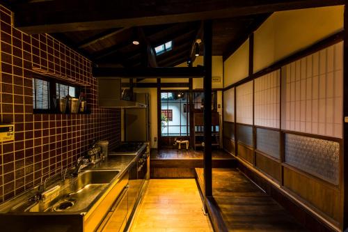 eine Küche mit einer Spüle und einer Arbeitsplatte in der Unterkunft taos 丹波の風土を感じられる一棟貸切の宿 in Sasayama