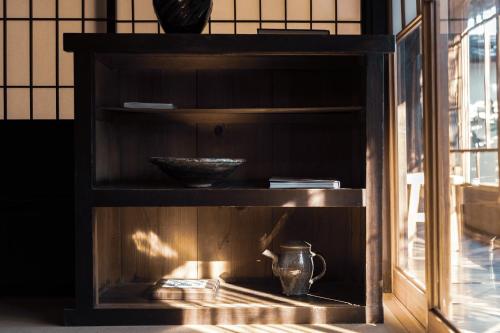 a wooden shelf with a bowl on top of it at taos 丹波の風土を感じられる一棟貸切の宿 in Sasayama