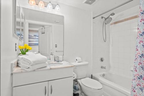 Baño blanco con lavabo y aseo en Spacious Ocean view unit in the heart of Brickell, en Miami